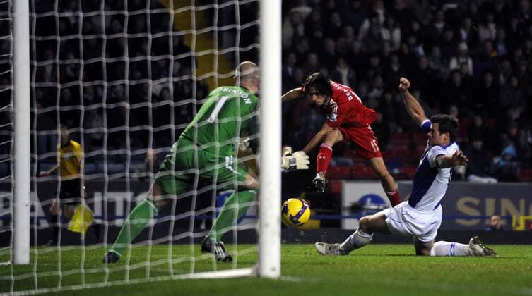 Yossi Benayoun (Liverpool, Mitte) trifft zum 2:0 gegen Torwart Paul Robinson (Blackburn) - EDITORIAL USE ONLY. No use with unauthorised audio, video, data, fixture lists, club league logos or live services. Online in-match use limited to 120 images, no video emulation. No use in betting, games or single club league player publications. Fußball Herren English Premier League 2008 2009, 1. Englische Liga, Blackburn Rovers - FC Liverpool 1:3 Gruppe Blackburn Dynamik,