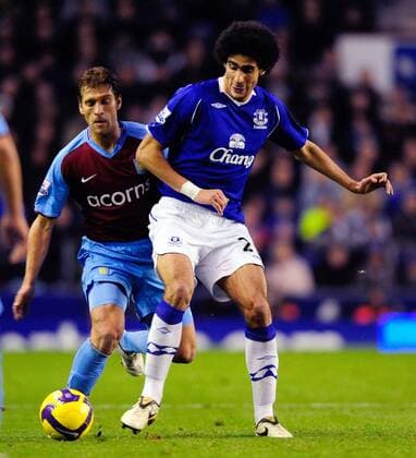 Marouane Fellaini (Everton, re.) gegen Stilian Petrov (Aston Villa) - EDITORIAL USE ONLY. No use with unauthorised audio, video, data, fixture lists, club league logos or live services. Online in-match use limited to 120 images, no video emulation. No use in betting, games or single club league player publications. Fußball Herren English Premier League 2008 2009, 1. Englische Liga, Everton FC - Aston Villa 2:3 Gruppe Liverpool Dynamik,