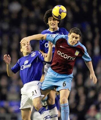 Gareth Barry (Aston Villa, re.) gegen Marouane Fellaini (Mitte) und Leon Osman (beide Everton) - EDITORIAL USE ONLY. No use with unauthorised audio, video, data, fixture lists, club league logos or live services. Online in-match use limited to 120 images, no video emulation. No use in betting, games or single club league player publications. Fußball Herren English Premier League 2008 2009, 1. Englische Liga, Everton FC - Aston Villa 2:3 Gruppe Liverpool Dynamik,