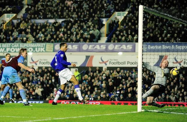 Jolean Lescott (Everton, Mitte) erzielt ein Tor gegen Torwart Brad Friedel (re.) und Martin Laursen (beide Aston Villa) - EDITORIAL USE ONLY. No use with unauthorised audio, video, data, fixture lists, club league logos or live services. Online in-match use limited to 120 images, no video emulation. No use in betting, games or single club league player publications. Fußball Herren English Premier League 2008 2009, 1. Englische Liga, Everton FC - Aston Villa 2:3 Gruppe Liverpool Dynamik,
