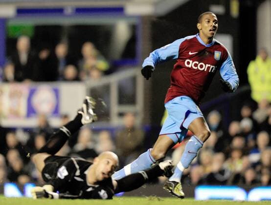 Ashley Young (Aston Villa, re.) erzielt ein Tor gegen Torwart Tim Howard (Everton) - EDITORIAL USE ONLY. No use with unauthorised audio, video, data, fixture lists, club league logos or live services. Online in-match use limited to 120 images, no video emulation. No use in betting, games or single club league player publications. Fußball Herren English Premier League 2008 2009, 1. Englische Liga, Everton FC - Aston Villa 2:3 Gruppe Liverpool Dynamik,