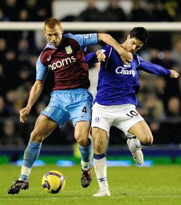 Steven Sidwell (Aston Villa, li.) gegen Mikel Arteta (Everton) - EDITORIAL USE ONLY. No use with unauthorised audio, video, data, fixture lists, club league logos or live services. Online in-match use limited to 120 images, no video emulation. No use in betting, games or single club league player publications. Fußball Herren English Premier League 2008 2009, 1. Englische Liga, Everton FC - Aston Villa 2:3 Gruppe Liverpool Dynamik, Kampf,
