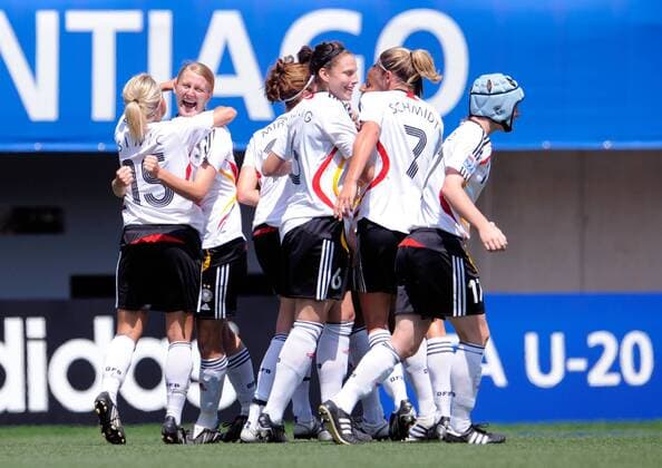 Marie Pollmann (2.v.li.) und Julia Simic (beide Deutschland U20, li.) - Torjubel - Fußball WM Damen U20 WM 2008, U 20, Frauen, Frauenfußball, Länderspiel, Nationalteam, Nationaltrikot Spiel um Platz 3 Gruppe La Florida, Santiago de Chile Freude, Begeisterung,