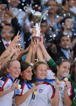USA bejubelt den Gewinn der U20 WM 2008, v.li.: Elli Reed, Gina DiMartino, Christine Nairn und Keelin Winters - Fußball WM Damen U20 WM 2008, U 20, Frauen, Frauenfußball, Länderspiel, Nationalteam, Nationaltrikot, Finale Gruppe La Florida, Santiago de Chile Freude, Begeisterung,