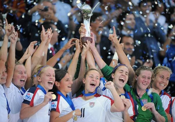 USA bejubelt den Gewinn der U20 WM 2008, v.li.: Michelle Enyeart, Elli Reed, Gina DiMartino, Christine Nairn, Keelin Winters, Torfrau Alyssa Naeher und Lauren Fowlkes - Fußball WM Damen U20 WM 2008, U 20, Frauen, Frauenfußball, Länderspiel, Nationalteam, Nationaltrikot, Finale Gruppe La Florida, Santiago de Chile Freude, Begeisterung,