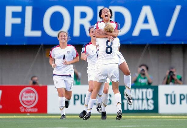 Torjubel USA U 20 mit Sydney Leroux (obenauf) - Fußball WM Damen U20 WM 2008, U 20, Frauen, Frauenfußball, Länderspiel, Nationalteam, Nationaltrikot, Finale Gruppe La Florida, Santiago de Chile Freude, Begeisterung,