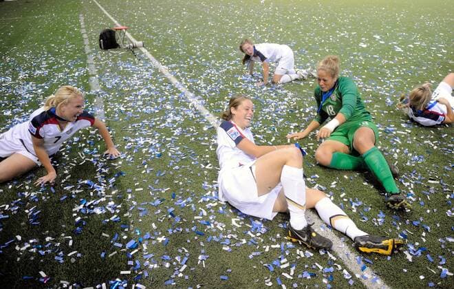 USA feiert ausgelassen Gewinn der U20 WM 2008, v.li. Alyssa Mautz, Kaley Fountain und Torfrau Chantel Jones sowie Meghan Klingenberg (hi.) - Fußball WM Damen U20 WM 2008, U 20, Frauen, Frauenfußball, Länderspiel, Nationalteam, Nationaltrikot, Finale Gruppe La Florida, Santiago de Chile Freude,