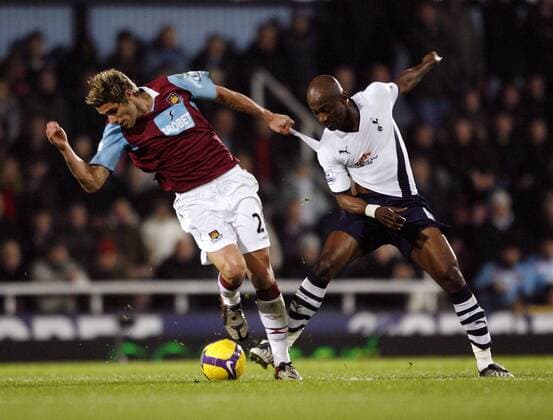 Valon Behrami (West Ham, li.) gegen Didier Zokora (Tottenham Hotspurs) - EDITORIAL USE ONLY. No use with unauthorised audio, video, data, fixture lists, club league logos or live services. Online in-match use limited to 120 images, no video emulation. No use in betting, games or single club league player publications. Fußball Herren English Premier League 2008 2009, 1. Englische Liga, West Ham United - Tottenham Hotspur 0:2, Spurs Gruppe London Dynamik,
