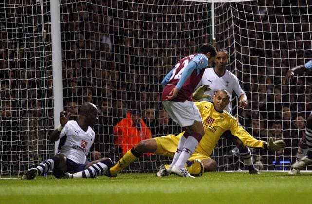 Torwart Heurelho Gomes (Tottenham Hotspurs) gegen David Di Michele (West Ham, 2.v.li.) - EDITORIAL USE ONLY. No use with unauthorised audio, video, data, fixture lists, club league logos or live services. Online in-match use limited to 120 images, no video emulation. No use in betting, games or single club league player publications. Fußball Herren English Premier League 2008 2009, 1. Englische Liga, West Ham United - Tottenham Hotspur 0:2, Spurs Gruppe London Abwehr, Dynamik,