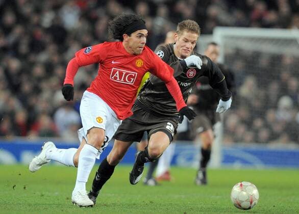 Carlos Tevez (Manchester United, li.) gegen Kasper Risgard (Aalborg) - EDITORIAL USE ONLY. No use with unauthorised audio, video, data, fixture lists, club league logos or live services. Online in-match use limited to 120 images, no video emulation. No use in betting, games or single club league player publications. Fußball EC 1 Herren Champions League 2008 2009, Manchester United - Aalborg BK 2:2, ManU Gruppe Manchester Dynamik,