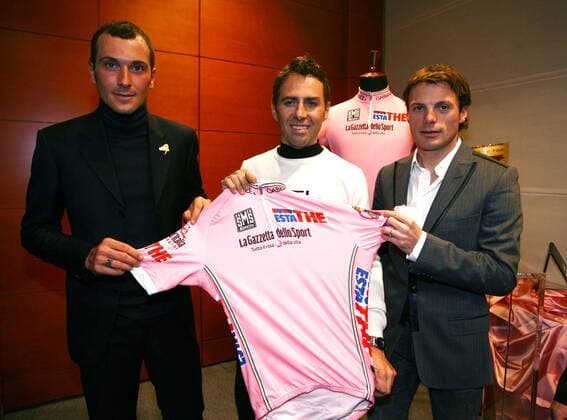 Ivan Basso (Liquigas, li.), Gilberto Simoni (Diquigiovanni Androni, Mitte) und Danilo Di Luca (LPR Brakes alle Italien) bei der Präsentation des neuen rosa Trikots für den Giro d Italia 2009 - Radsport Herren Giro ditalia 2008 2009, D Italia, Straßenradsport, Straße, Rad, Pressetermin, Präsentation, Gruppe Mailand