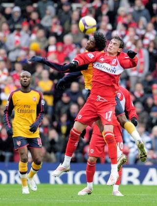 Tuncay Sanli (Middlesbrough, vorn) gegen Emmanuel Adebayor (Arsenal London) - EDITORIAL USE ONLY. No use with unauthorised audio, video, data, fixture lists, club league logos or live services. Online in-match use limited to 120 images, no video emulation. No use in betting, games or single club league player publications. Fußball Herren English Premier League 2008 2009, 1. Englische Liga, FC Middlesbrough - Arsenal FC London Gruppe Middlesbrough Dynamik, Kampf,