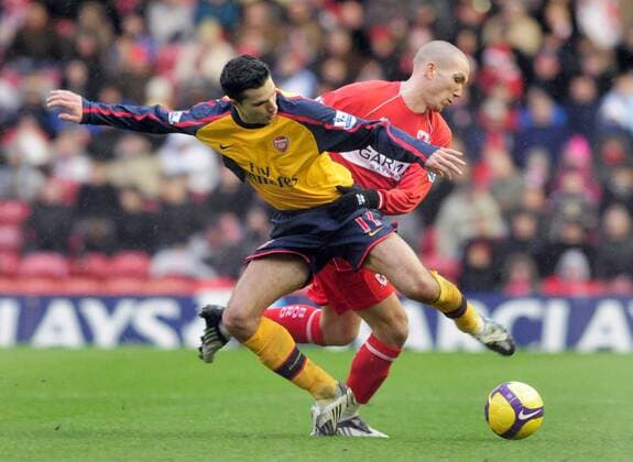 Robin van Persie (Arsenal, li.) gegen Didier Digard (Middlesbrough) - EDITORIAL USE ONLY. No use with unauthorised audio, video, data, fixture lists, club league logos or live services. Online in-match use limited to 120 images, no video emulation. No use in betting, games or single club league player publications. Fußball Herren English Premier League 2008 2009, 1. Englische Liga, FC Middlesbrough - FC Arsenal London 1:1 Gruppe Middlesbrough Dynamik, Kampf,