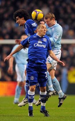 Marouane Fellaini (li.) und Leon Osman (beide Everton) gegen Michael Ball (Manchester City, re.) - EDITORIAL USE ONLY. No use with unauthorised audio, video, data, fixture lists, club league logos or live services. Online in-match use limited to 120 images, no video emulation. No use in betting, games or single club league player publications. Fußball Herren English Premier League 2008 2009, 1. Englische Liga, Manchester City - Everton FC 0:1 Gruppe Manchester Dynamik,
