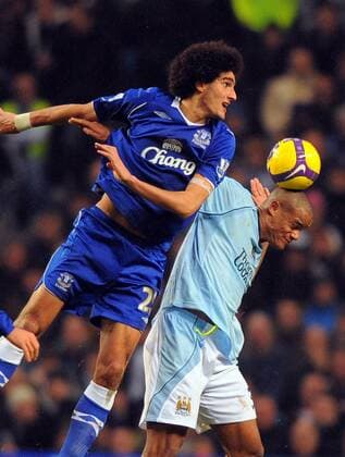 Marouane Fellaini (Everton, li.) gegen Vincent Kompany (Manchester City) - EDITORIAL USE ONLY. No use with unauthorised audio, video, data, fixture lists, club league logos or live services. Online in-match use limited to 120 images, no video emulation. No use in betting, games or single club league player publications. Fußball Herren English Premier League 2008 2009, 1. Englische Liga, Manchester City - Everton FC 0:1 Gruppe Manchester Dynamik,