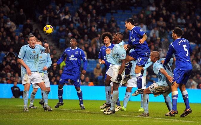 Tim Cahill (Everton, 3.v.re.) erzielt das 0:1 gegen Manchester City - EDITORIAL USE ONLY. No use with unauthorised audio, video, data, fixture lists, club league logos or live services. Online in-match use limited to 120 images, no video emulation. No use in betting, games or single club league player publications. Fußball Herren English Premier League 2008 2009, 1. Englische Liga, Manchester City - Everton FC, Vdig Gruppe Manchester