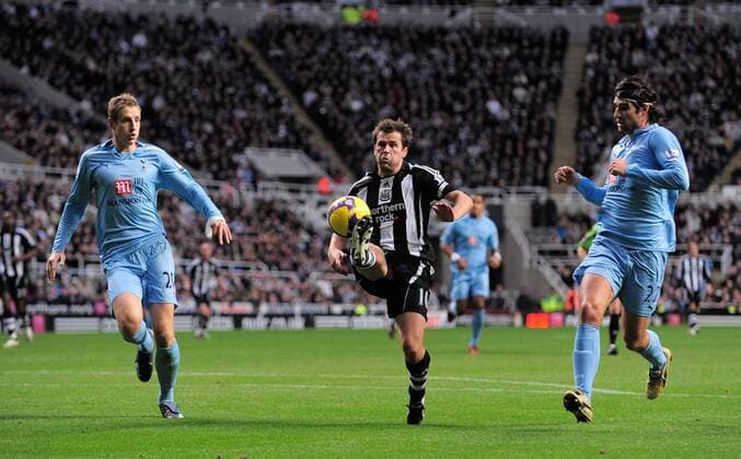 Michael Owen (Newcastle, Mitte) gegen Michael Dawson (li.) und Vedran Corluka (beide Tottenham Hotspur) - EDITORIAL USE ONLY. No use with unauthorised audio, video, data, fixture lists, club league logos or live services. Online in-match use limited to 120 images, no video emulation. No use in betting, games or single club league player publications. Fußball Herren English Premier League 2008 2009, 1. Englische Liga, Newcastle United - Tottenham Hotspurs, Vdig Gruppe Newcastle Dynamik,