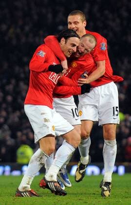 Torjubel Manchester United, v.li.: Dimitar Berbatov, Wayne Rooney und Nemanja Vidic - EDITORIAL USE ONLY. No use with unauthorised audio, video, data, fixture lists, club league logos or live services. Online in-match use limited to 120 images, no video emulation. No use in betting, games or single club league player publications. Fußball Herren English Premier League 2008 2009, 1.Liga, ManU Gruppe Manchester Freude, Begeisterung,