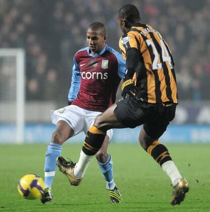 Ashley Young (Aston Villa, li.) gegen Kamil Zayatte (Hull City) - EDITORIAL USE ONLY. No use with unauthorised audio, video, data, fixture lists, club league logos or live services. Online in-match use limited to 120 images, no video emulation. No use in betting, games or single club league player publications. Fußball Herren English Premier League 2008 2009, 1. Englische Liga, Hull City - Aston Villa Gruppe Kingston upon Hull Dynamik,