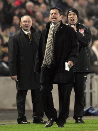 Trainer Phil Brown (Hull City) erbost nach der Verweigerung eines späten Elfmeters - EDITORIAL USE ONLY. No use with unauthorised audio, video, data, fixture lists, club league logos or live services. Online in-match use limited to 120 images, no video emulation. No use in betting, games or single club league player publications. Fußball Herren English Premier League 2008 2009, 1. Englische Liga, Einzelbild Kingston upon Hull Enttäuschung, Wut,