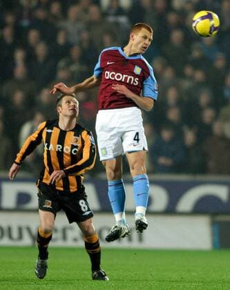 Steve Sidwell (Aston Villa, re.) gegen Nick Barmby (Hull City) - EDITORIAL USE ONLY. No use with unauthorised audio, video, data, fixture lists, club league logos or live services. Online in-match use limited to 120 images, no video emulation. No use in betting, games or single club league player publications. Fußball Herren English Premier League 2008 2009, 1. Englische Liga, Hull City - Aston Villa 0:1 Gruppe Kingston upon Hull Dynamik,