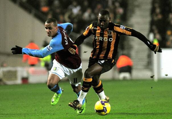 Gabriel Agbonlahor (Aston Villa, li.) gegen Kamil Zayatte (Hull City) - EDITORIAL USE ONLY. No use with unauthorised audio, video, data, fixture lists, club league logos or live services. Online in-match use limited to 120 images, no video emulation. No use in betting, games or single club league player publications. Fußball Herren English Premier League 2008 2009, 1. Englische Liga, Hull City - Aston Villa 0:1 Gruppe Kingston upon Hull Dynamik,