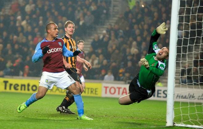Gabriel Agbonlahor (Aston Villa, li.) und Torwart Boaz Myhill (Hull City, re.) bei Zayattes Eigentor - EDITORIAL USE ONLY. No use with unauthorised audio, video, data, fixture lists, club league logos or live services. Online in-match use limited to 120 images, no video emulation. No use in betting, games or single club league player publications. Fußball Herren English Premier League 2008 2009, 1. Englische Liga, Hull City - Aston Villa 0:1 Gruppe Kingston upon Hull Dynamik,