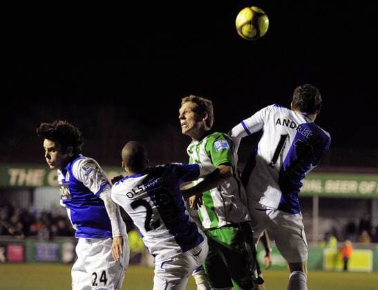 Richard Pell (Blyth Spartans, 2.v.re.) gegen Keith Treacy (li.), Martin Olsson und Keith Andrews (alle Blackburn) - EDITORIAL USE ONLY. No use with unauthorised audio, video, data, fixture lists, club league logos or live services. Online in-match use limited to 120 images, no video emulation. No use in betting, games or single club league player publications. Fußball Herren FA Cup 2008 2009, Englischer Pokal, Pokalspiel, Blyth Spartans - Blackburn Rovers 0:1 Gruppe Blyth Dynamik,