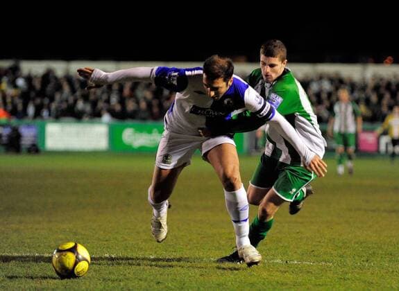 Zurab Khizanishvili (Blackburn, li.) gegen Shaun Reay (Blyth Spartans) - EDITORIAL USE ONLY. No use with unauthorised audio, video, data, fixture lists, club league logos or live services. Online in-match use limited to 120 images, no video emulation. No use in betting, games or single club league player publications. Fußball Herren FA Cup 2008 2009, Englischer Pokal, Pokalspiel, Blyth Spartans - Blackburn Rovers 0:1 Gruppe Blyth Dynamik,
