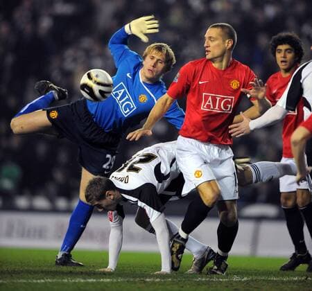 Torwart Tomasz Kuszczak (li.) und Nemanja Vidic (beide Manchester United, re.) gegen Steve Davies (Derby County) - EDITORIAL USE ONLY. No use with unauthorised audio, video, data, fixture lists, club league logos or live services. Online in-match use limited to 120 images, no video emulation. No use in betting, games or single club league player publications. Fußball Herren Carling Cup 2008 2009, League, Ligapokal, Englischer Pokal, Pokalspiel, Vdig Gruppe Derby Dynamik,