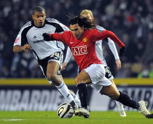 Carlos Tevez (Manchester United, re.) gegen Miles Addison (Derby County) - EDITORIAL USE ONLY. No use with unauthorised audio, video, data, fixture lists, club league logos or live services. Online in-match use limited to 120 images, no video emulation. No use in betting, games or single club league player publications. Fußball Herren Carling Cup 2008 2009, League, Ligapokal, Englischer Pokal, Pokalspiel, Vdig Gruppe Derby Dynamik,