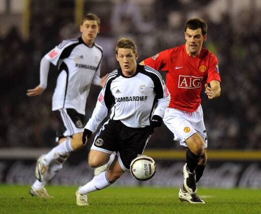 Kris Commons (Derby County, Mitte) gegen Jonny Evans (Manchester United, re.) - EDITORIAL USE ONLY. No use with unauthorised audio, video, data, fixture lists, club league logos or live services. Online in-match use limited to 120 images, no video emulation. No use in betting, games or single club league player publications. Fußball Herren Carling Cup 2008 2009, League, Ligapokal, Englischer Pokal, Pokalspiel, Vdig Gruppe Jonathan Derby Dynamik,