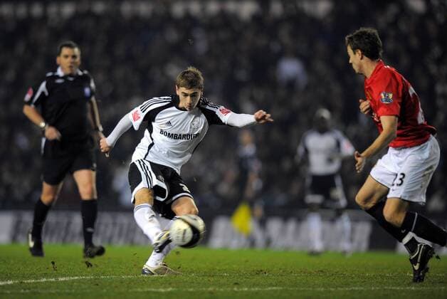 Steve Davies (Derby County, li.) im Duell - EDITORIAL USE ONLY. No use with unauthorised audio, video, data, fixture lists, club league logos or live services. Online in-match use limited to 120 images, no video emulation. No use in betting, games or single club league player publications. Fußball Herren Carling Cup 2008 2009, League, Ligapokal, Englischer Pokal, Pokalspiel, Vdig Gruppe Derby Dynamik,
