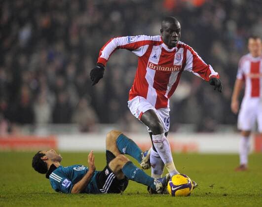 Amdy Faye (Stoke City, re.) gegen Javier Mascherano (Liverpool) - EDITORIAL USE ONLY. No use with unauthorised audio, video, data, fixture lists, club league logos or live services. Online in-match use limited to 120 images, no video emulation. No use in betting, games or single club league player publications. Fußball Herren English Premier League 2008 2009, 1. Englische Liga, Stoke City - Liverpool FC 0:0 Gruppe Stoke on Trent Dynamik,