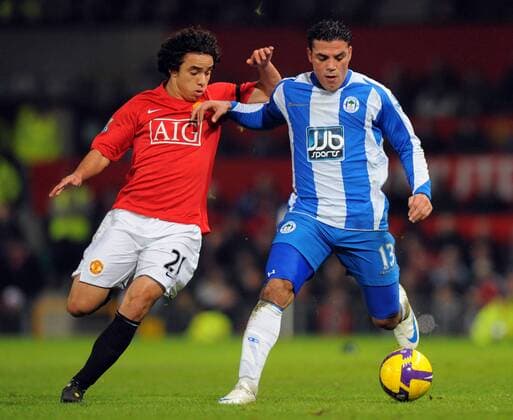 Amr Zaki (Wigan, re.) gegen Rafael (Manchester United) - EDITORIAL USE ONLY. No use with unauthorised audio, video, data, fixture lists, club league logos or live services. Online in-match use limited to 120 images, no video emulation. No use in betting, games or single club league player publications. Fußball Herren English Premier League 2008 2009, 1. Englische Liga, Manchester United - Wigan Athletic, ManU Gruppe Manchester Dynamik,