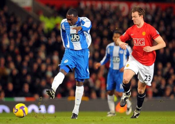 Emile Heskey (Wigan, li.) gegen Jonny Evans (Manchester United) - EDITORIAL USE ONLY. No use with unauthorised audio, video, data, fixture lists, club league logos or live services. Online in-match use limited to 120 images, no video emulation. No use in betting, games or single club league player publications. Fußball Herren English Premier League 2008 2009, 1. Englische Liga, Manchester United - Wigan Athletic, ManU Gruppe Manchester Dynamik,