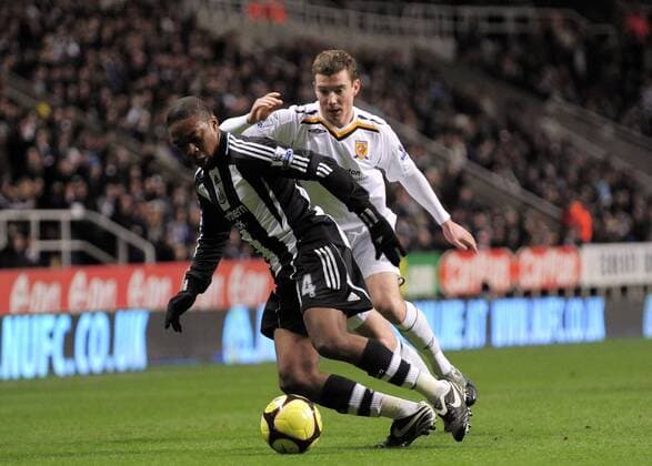 Charles N Zogbia (Newcastle, vorn) gegen Ryan France (Hull City) - EDITORIAL USE ONLY. No use with unauthorised audio, video, data, fixture lists, club league logos or live services. Online in-match use limited to 120 images, no video emulation. No use in betting, games or single club league player publications. Fußball Herren FA Cup 2008 2009, Englischer Pokal, Pokalspiel, Newcastle United - Hull City Gruppe Newcastle Dynamik,