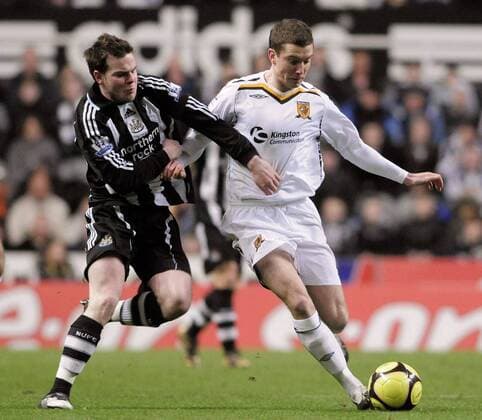 Danny Guthrie (Newcastle, li.) gegen Ryan France (Hull City) - EDITORIAL USE ONLY. No use with unauthorised audio, video, data, fixture lists, club league logos or live services. Online in-match use limited to 120 images, no video emulation. No use in betting, games or single club league player publications. Fußball Herren FA Cup 2008 2009, Englischer Pokal, Pokalspiel, Newcastle United - Hull City Gruppe Newcastle Dynamik,