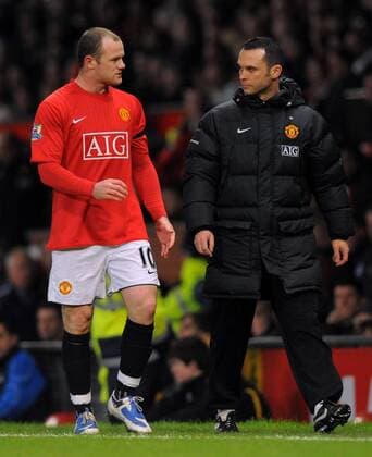 Wayne Rooney (Manchester United, li.) verläßt verletzt das Feld - EDITORIAL USE ONLY. No use with unauthorised audio, video, data, fixture lists, club league logos or live services. Online in-match use limited to 120 images, no video emulation. No use in betting, games or single club league player publications. Fußball Herren English Premier League 2008 2009, 1. Englische Liga, ManU Gruppe Manchester Enttäuschung, Nachdenklichkeit,