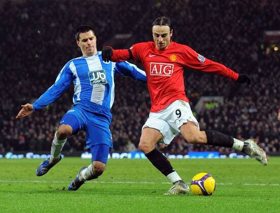 Dimitar Berbatov (Manchester United, re.) gegen Paul Scharner (Wigan) - EDITORIAL USE ONLY. No use with unauthorised audio, video, data, fixture lists, club league logos or live services. Online in-match use limited to 120 images, no video emulation. No use in betting, games or single club league player publications. Fußball Herren English Premier League 2008 2009, 1. Englische Liga, Manchester United - Wigan Athletic 1:0, ManU Gruppe Manchester