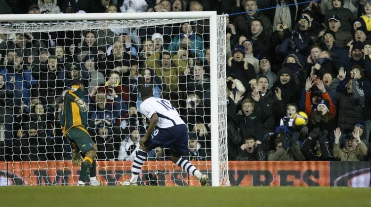Darren Bent (Tottenham Hotspur) verfehlt das Gehäuse von Torwart David James (Portsmouth, li.) - EDITORIAL USE ONLY. No use with unauthorised audio, video, data, fixture lists, club league logos or live services. Online in-match use limited to 120 images, no video emulation. No use in betting, games or single club league player publications. Fußball Herren English Premier League 2008 2009, 1. Englische Liga, Tottenham Hotspurs - Portsmouth FC 1:1, Spurs Totale London Dynamik,