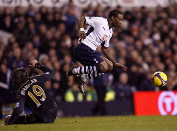 Jermain Defoe (Tottenham Hotspur, re.) gegen Niko Kranjcar (Portsmouth) - EDITORIAL USE ONLY. No use with unauthorised audio, video, data, fixture lists, club league logos or live services. Online in-match use limited to 120 images, no video emulation. No use in betting, games or single club league player publications. Fußball Herren English Premier League 2008 2009, 1. Englische Liga, Tottenham Hotspurs - Portsmouth FC 1:1, Spurs Gruppe London Dynamik,