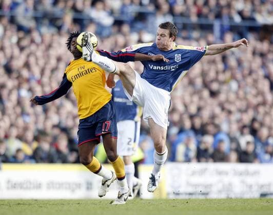 Alexandre Song (Arsenal, li.) gegen Gavin Rae (Cardiff) - EDITORIAL USE ONLY. No use with unauthorised audio, video, data, fixture lists, club league logos or live services. Online in-match use limited to 120 images, no video emulation. No use in betting, games or single club league player publications. Fußball Herren FA Cup 2008 2009, Englischer Pokal, Pokalspiel, Cardiff City - Arsenal FC London o0 Wales Gruppe Cardiff Dynamik,