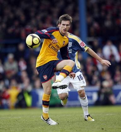 Aaron Ramsey (Arsenal) am Ball - EDITORIAL USE ONLY. No use with unauthorised audio, video, data, fixture lists, club league logos or live services. Online in-match use limited to 120 images, no video emulation. No use in betting, games or single club league player publications. Fußball Herren FA Cup 2008 2009, Englischer Pokal, Pokalspiel, Cardiff City - Arsenal FC London o0 Wales Gruppe Cardiff Dynamik,