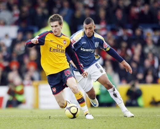 Aaron Ramsey (Arsenal, li.) gegen Jay Bothroyd (Cardiff) - EDITORIAL USE ONLY. No use with unauthorised audio, video, data, fixture lists, club league logos or live services. Online in-match use limited to 120 images, no video emulation. No use in betting, games or single club league player publications. Fußball Herren FA Cup 2008 2009, Englischer Pokal, Pokalspiel, Cardiff City - Arsenal FC London o0 Wales Gruppe Cardiff Dynamik,