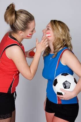Junge weibliche österreichische Fußballfans versorgen sich mit Gesichtsbemalung in Landesfarben - MODEL RELEASED (bb0100312) Fußball Herren Fotostudio, Studioaufnahme 2008, Fotoshooting, Symbol, Fan, Fußballfan, Publikum, Frau, weiblich, Gruppe o0 Frauenfußball, Damen