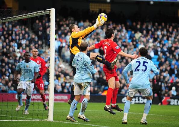 Torwart Shay Given (Manchester City) - Zweikampfsieger gegen Chris Riggott (Middlesbrough) - EDITORIAL USE ONLY. No use with unauthorised audio, video, data, fixture lists, club league logos or live services. Online in-match use limited to 120 images, no video emulation. No use in betting, games or single club league player publications. Fußball Herren English Premier League 2008 2009, 1. Englische Liga, Manchester City - Middlesbrough FC 1:0 Gruppe Manchester Dynamik, Kampf,