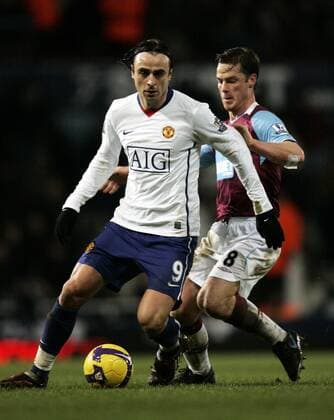 Dimitar Berbatov (Manchester United, li.) gegen Scott Parker (West Ham) - EDITORIAL USE ONLY. No use with unauthorised audio, video, data, fixture lists, club league logos or live services. Online in-match use limited to 120 images, no video emulation. No use in betting, games or single club league player publications. Fußball Herren English Premier League 2008 2009, 1.Liga, West Ham United - Manu 0:1 Gruppe London Dynamik,