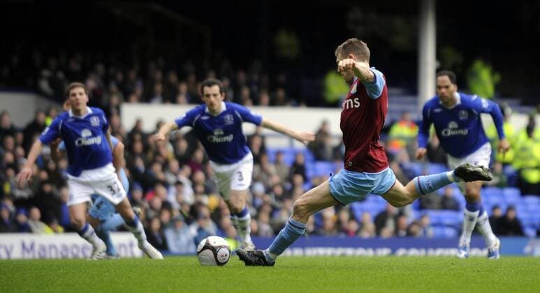 James Milner (Aston Villa) trifft per Elfmeter zum 1:1 - EDITORIAL USE ONLY. No use with unauthorised audio, video, data, fixture lists, club league logos or live services. Online in-match use limited to 120 images, no video emulation. No use in betting, games or single club league player publications. Fußball Herren English FA Cup 2008 2009, Englischer Pokal, Pokalspiel, FC Everton - Aston Villa 3:1 Einzelbild Liverpool Dynamik,