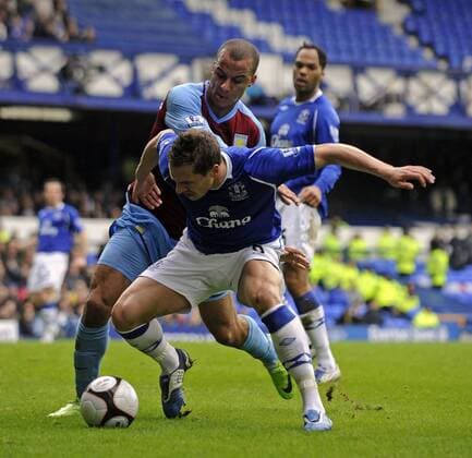 Phil Jagielka (Everton, vorn) gegen Gabriel Agbonlahor (Aston Villa) - EDITORIAL USE ONLY. No use with unauthorised audio, video, data, fixture lists, club league logos or live services. Online in-match use limited to 120 images, no video emulation. No use in betting, games or single club league player publications. Fußball Herren English FA Cup 2008 2009, Englischer Pokal, Pokalspiel, FC Everton - Aston Villa 3:1 Gruppe Liverpool Kampf,